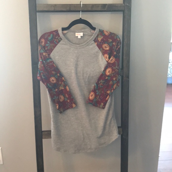 LuLaRoe Tops - Last chance before donating: LuLaRoe Randy Tee